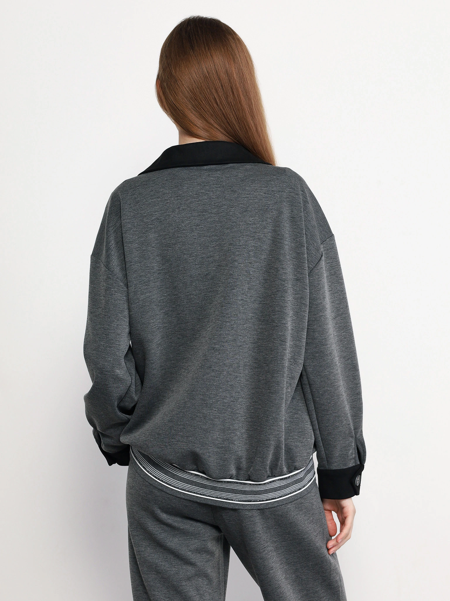 Жакет серого цвета с отложным воротником на пуговицах